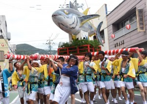 威勢のいい掛け声とともに神輿を担ぐ漁師ら＝１５日、瀬戸内町古仁屋