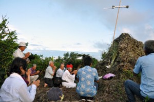 ターヤパンタで祈りをささげる一族＝８月３０日、与論町