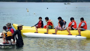 バナナボートなどマリンスポーツを満喫した七ヶ宿町と宇検村の児童たち＝１８日、宇検村タエン浜