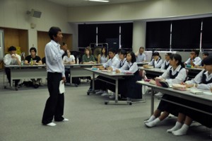 海外の学生や在校生の前で英語でプレゼンテーションをした大島高校の生徒＝２日、奄美市名瀬の大島高