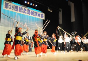 島唄や地域に伝わる伝統芸能が披露された徳之島民謡大会＝２９日、徳之島町