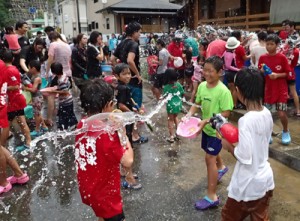 住民らが豪快に水を掛け合った「ネィンケ」＝１６日、徳之島町亀徳