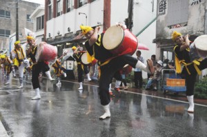 雨の中、パレードを盛り上げたエイサー＝１５日、与論町茶花