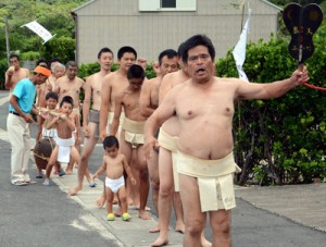 子どもから大人までまわし姿の男衆による振り出しで始まった屋鈍集落の豊年祭＝８日、宇検村