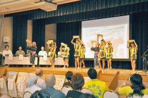 島に伝わる唄や踊りの紹介もあった沖永良部シンポジウム初日＝２９日、知名町フローラル館