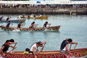 男女合わせて８３チームが出場したひらとみ祭りの舟こぎ競争＝３０日、大和村