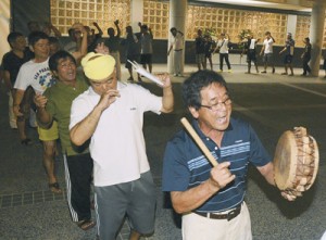 今年４月に完成した共同納骨堂を前に八月踊りで先祖の霊を送る地域住民たち＝２８日、宇検村湯湾