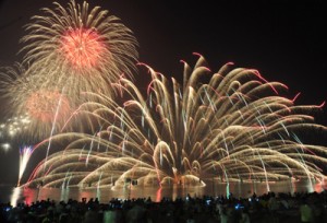 約３千発の花火が打ち上げられた宇検村やけうちどんと祭＝２日、湯湾港