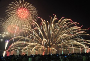 約３千発の花火が打ち上げられた宇検村やけうちどんと祭＝２日、湯湾港