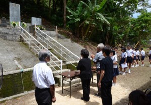 犠牲者に祈りをささげる遺族や小学生ら＝６日、奄美市笠利町赤木名