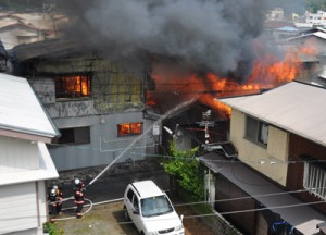 火の回りが早く、次々と隣家に延焼する火災現場＝１０日午前１０時２０分ごろ、奄美市名瀬井根町