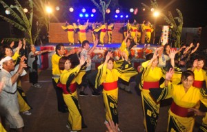 老若男女が踊りの輪を広げたちゅっきゃい節夏祭り＝１９日、徳之島町母間