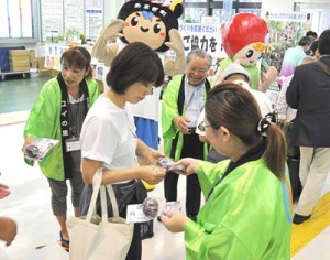 帰省客らにふるさと納税をＰＲしたキャンペーン＝１３日、徳之島空港