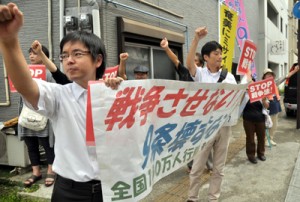 安全保障関連法案の廃案を訴えシュプレヒコールを繰り返す参加者＝３０日、奄美市名瀬