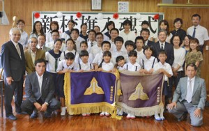 旧校旗をねぎらい、新校旗を迎えた阿室小中学校の児童生徒、教員たち＝１７日、宇検村　