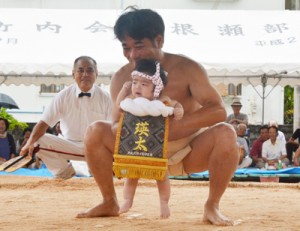 赤ちゃんの土俵入りなどで盛り上った根瀬部町内会の豊年相撲祭＝６日、奄美市名瀬