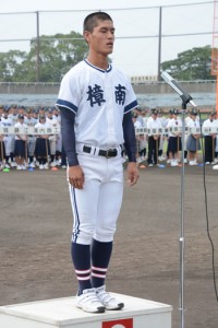 選手宣誓する樟南の前川大成主将＝２１日、県立鴨池球場