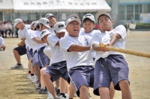 声を掛け合いながら学年対抗で競った綱引き＝５日、古仁屋高校グラウンド