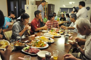 ホームステイ先で地域住民との交流会も行った岡山理科大の学生ら＝４日、瀬戸内町
