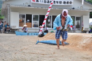 サワラと漁師の駆け引きをユニークに演じて来場者の笑いを誘った嘉鉄名物「ソーラ釣り」＝２６日、瀬戸内町嘉鉄