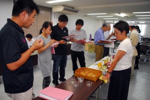 地場産食材などを使った商品を対象にした「あまみ島一番コンテスト」の審査会＝１日、奄美市名瀬