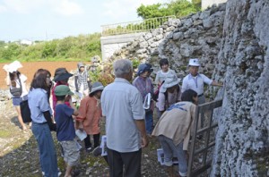 屋者琉球式墳墓を見学する参加者＝５日、知名町