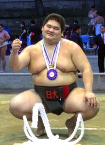 個人、団体２部で優勝した日大職員の坂元（提供写真）