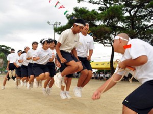 中学生が下級生や地域住民の掛け声に合わせて回数を競った大縄跳び＝１３日、阿木名小中学校