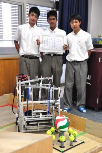 初出場の県ロボット競技大会で敢闘賞を受賞した（左から）岡山君、大久保君、福山君＝１１日、奄美高校