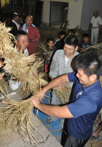 力を合わせてわらを編み上げた伝統の綱かき＝２２日、伊仙町