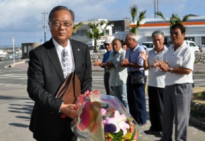 職員、町民の歓迎を受け、初登庁する山元宗新町長＝２５日、与論町役場