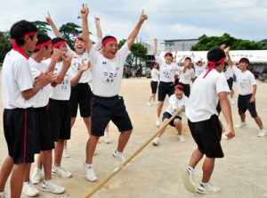 クラスの勝利に大喜びの生徒たち＝１３日、古仁屋中学校