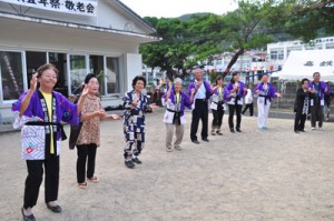 八月踊りなどを一緒に踊って交流した上嘉鉄集落の住民ら＝２６日、瀬戸内町嘉鉄 