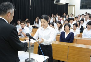 支援決定通知書を受け取る学生＝４日、奄美看護福祉専門学校