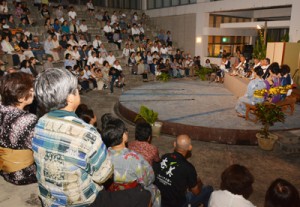 観客らが涼しい夜風を感じながら島唄を堪能した「奄美十五夜唄あしび」＝５日、奄美市名瀬