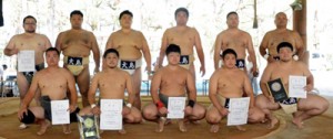 個人、団体と活躍した選手たち＝２０日、吹上浜公園相撲場