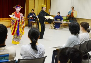 沖縄県立芸術大の学生たちが琉球芸能を披露した公演＝４日、奄美市名瀬