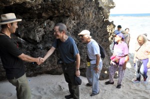 一人一人に首飾りと巡礼冊子が贈られた入島・魂込めの儀式＝１７日、和泊町国頭の海岸