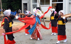 演目「稲すり」で脱穀の様子を演じる女性＝２７日、瀬戸内町油井