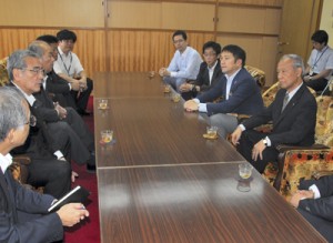 朝山毅市長を訪れ、開校決定を報告する浜崎幸生理事長（右）＝８日、奄美市役所