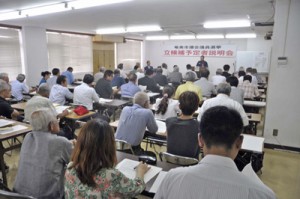 ２７陣営の関係者が出席した奄美市議会議員選挙の立候補予定者説明会＝１７日、奄美市役所