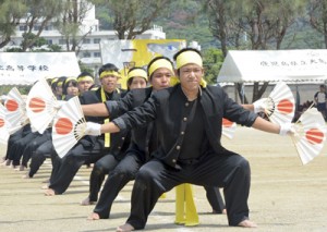 ３年生応援団が息の合った演舞を披露＝５日、大島北高校グラウンド