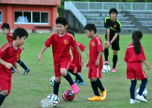 プロサッカー選手を目指し練習に励む子どもたち＝１０日、瀬戸内町の清水公園総合陸上競技場