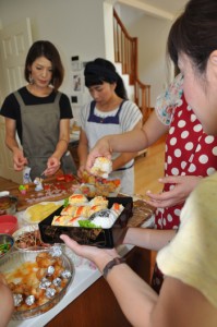 出来上がった料理を盛り付ける参加者ら＝２３日、奄美市名瀬