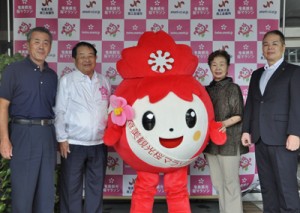 奄美観光桜マラソンをＰＲする商工会議所のメンバーら＝３０日、奄美市名瀬の県大島支庁