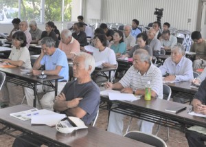 町農業センターで開講した農業塾の参加者＝１７日、天城町