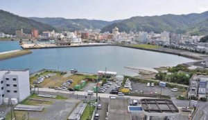 本格化した名瀬港の埋め立て工事＝１４日、奄美市名瀬