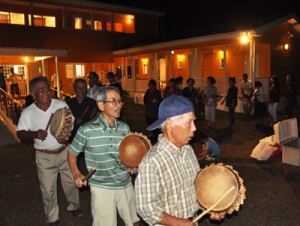 伝統の唄と踊りで新しい住民を歓迎した清水集落の「ヤーマワリ」＝１７日、瀬戸内町清水集落