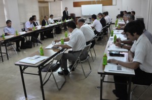 ２０１５年度の献血計画を決めた市献血推進協議会＝３日、奄美市役所