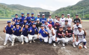 野球を通じて絆を深めた奄美、東京両選抜の選手ら＝２０日、奄美市名瀬の市民球場